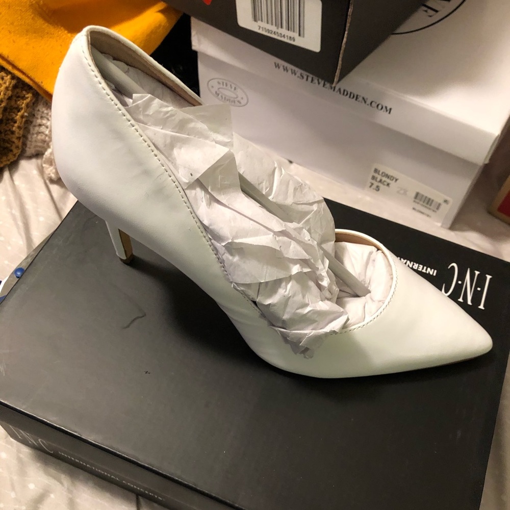 COPY - INC White Pumps (like new)